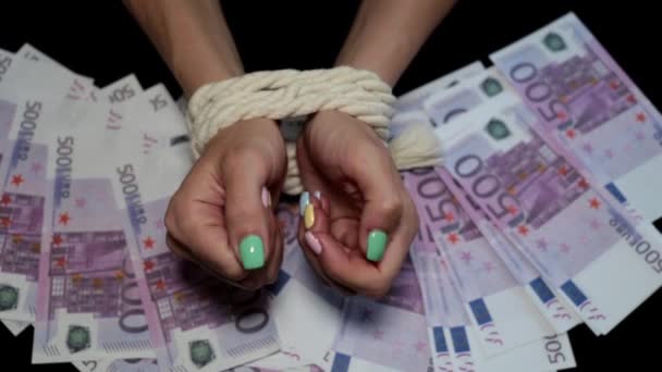 Womens gebonden handen tegen de achtergrond van geld — Stockvideo