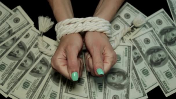 Gebonden handen tegen de achtergrond van de dollar. — Stockvideo