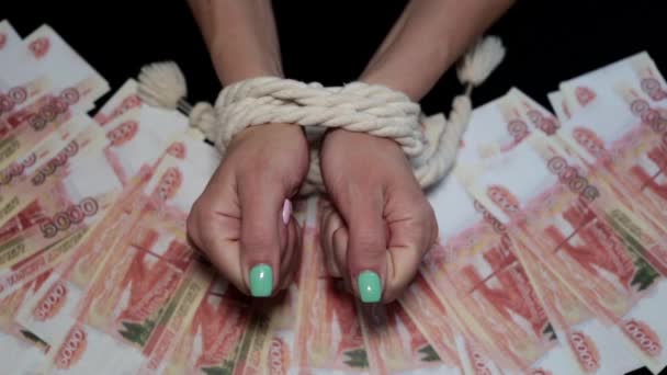 Les mains liées sur le fond de roubles russes . — Video