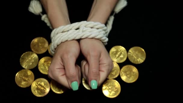 Concetto di libertà finanziaria. Bitcoin e mani legate di una donna . — Video Stock