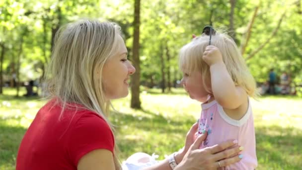 Женщина с ребенком в парке на открытом воздухе . — стоковое видео