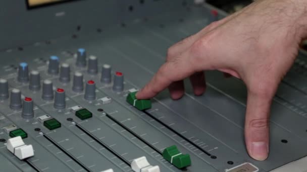 A mans hand en een mixer console in een opnamestudio of op een radiozender. — Stockvideo