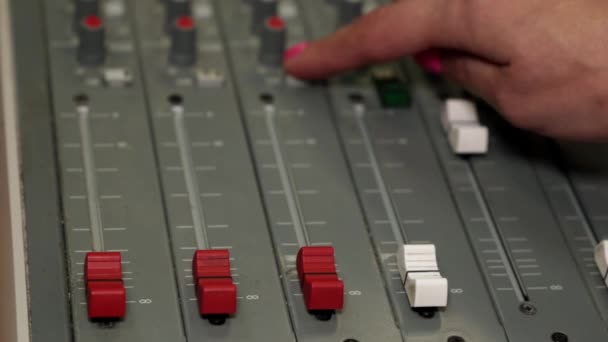 Profesionální mixážní pult na rozhlasovou stanici nebo v nahrávacím studiu. — Stock video