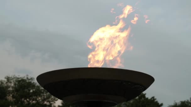 O fogo eterno está a arder. Dia da Vitória, Monumento da Vitória . — Vídeo de Stock
