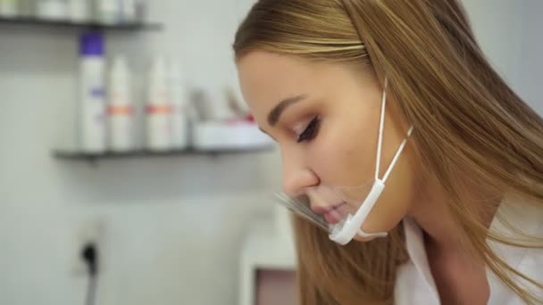 顔のマスクで若い女性美容師の肖像画. — ストック動画