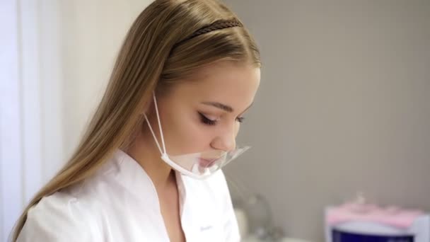 Porträt einer schönen Ärztin oder Krankenschwester bei der Arbeit. — Stockvideo