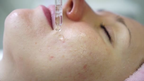 Młoda kobieta podczas zabiegu u kosmetyczki oczyszczającej skórę. — Wideo stockowe