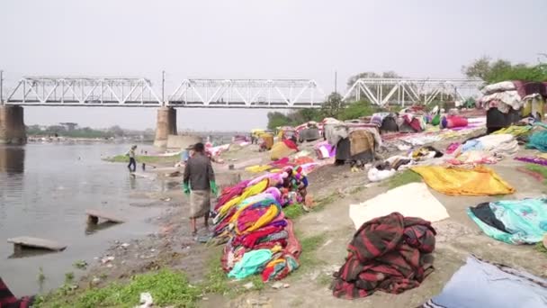 Agra, India, marzo 2020. Grande lavanderia sul fiume in India ad Agra . — Video Stock