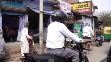 Agra, Hindistan, Mart 2020. Hindistan 'da işlek bir cadde ve yol.