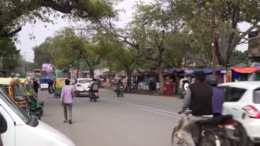 Agra, Hindistan, Mart 2020. Hindistan, şehirdeki yol, bir sürü ulaşım ve insan..