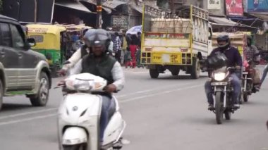 Agra, Hindistan, Mart 2020. Hindistan 'da yoğun bir yol. Trafik, bir sürü ulaşım..