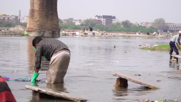 Agra, India, - március 2020. Az emberek ruhát mosnak egy folyó mosodájában Indiában.. — Stock videók