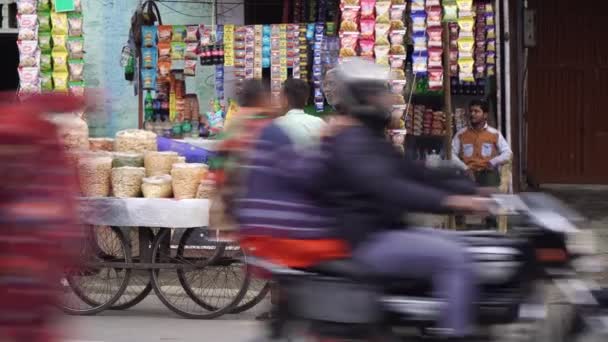 Agra, Indien, - Mars 2020. Gatuförsäljare i Indien. Väg, Indian Street. Traditionellt Indien. — Stockvideo