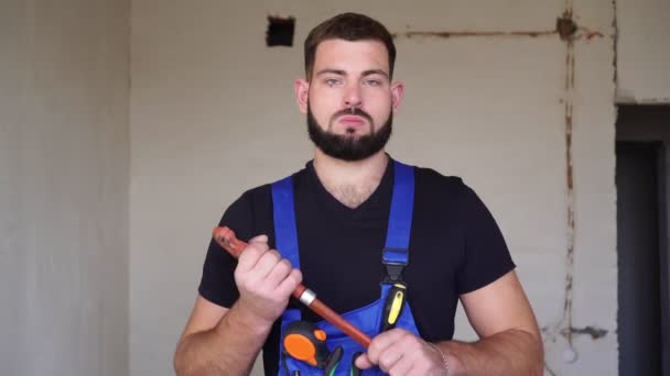 Male plumber with a plumbing wrench. Portrait of a plumbing man. — Stock Video