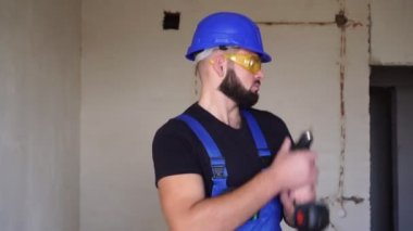 Pozitif seksi erkek müteahhit elektrikli tornavidayla dans ediyor..