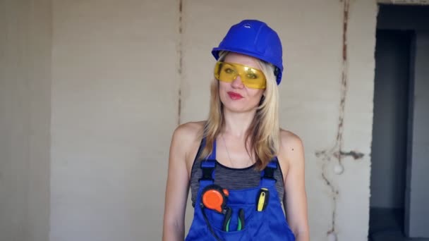 Joven constructora sexy. Retrato de una hermosa mujer constructora . — Vídeo de stock