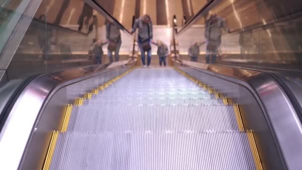 People climb the escalator at the airport. Escalator at the airport is moving up. — Stok video
