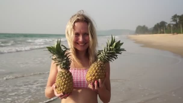 Mujer sexy con piña en la playa — Vídeos de Stock