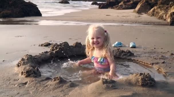 Un niño juega en una playa de arena junto al mar. Infancia, mar, viajes . — Vídeos de Stock