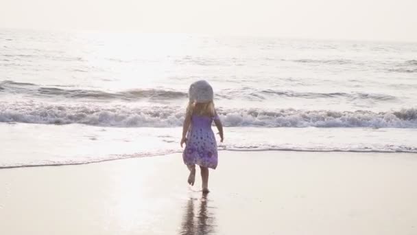 Niña corre y salta sobre un fondo del mar. Buenas noches, cámara lenta. — Vídeos de Stock