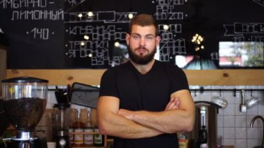Kafe tezgahındaki erkek barmen. Genç bir baristo parçası.