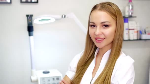 Portrait of an attractive young woman doctor or nurse in a medical clinic — Stock Video