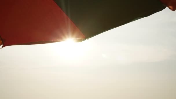 海滩，夏天，阳伞对着天空。沙滩伞和太阳光 — 图库视频影像