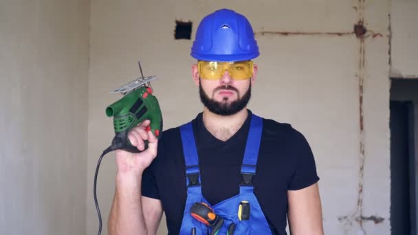 Retrato de um construtor masculino. Trabalhador homem construtor em uniforme dentro de casa . — Vídeo de Stock