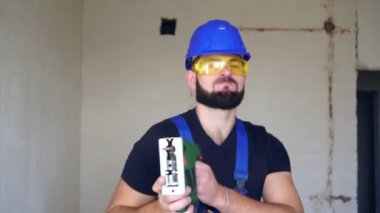 İşte dans eden neşeli erkek müteahhit. Çalışan adam dans ediyor..