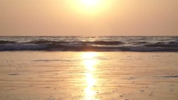 Zonsondergang, prachtige avond zee achtergrond. Een gouden streep zonlicht wordt gereflecteerd in het water. — Stockvideo