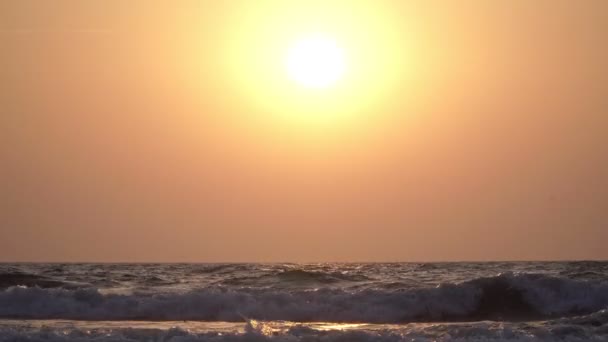 Solnedgång över havet, vacker bakgrund. Stor solskiva, orange himmel och havsvågor. — Stockvideo