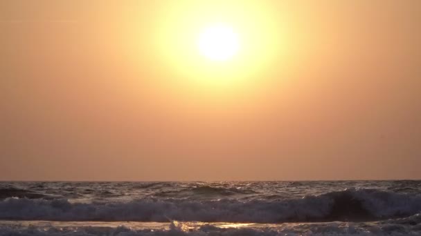 Zonsondergang boven de zee, prachtige achtergrond. Grote zonneschijf, oranje hemel en zee golven. — Stockvideo