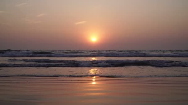 Tarde, playa de arena y puesta de sol sobre el mar. Hermoso fondo, el sol se refleja en el mar . — Vídeos de Stock