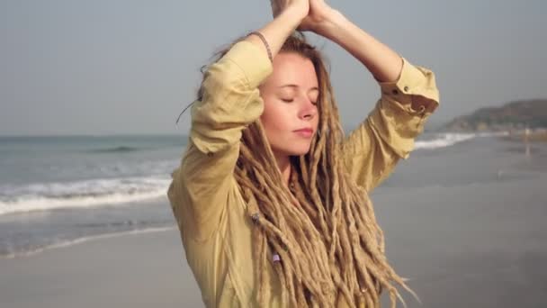 Jonge mooie hippie vrouw met dreadlocks in etnische kleding. — Stockvideo