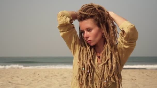 Ritratto di una giovane donna hippie attraente con dreadlocks sulla spiaggia del mare . — Video Stock