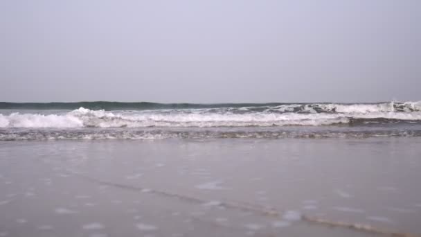 Plage de la mer et vagues. Gris vagues de la mer sombre sur le rivage. Contexte de la mer 