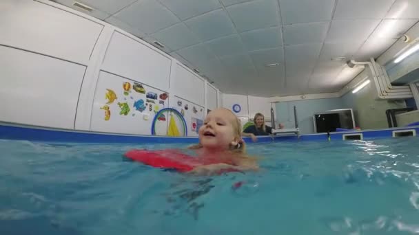 Allegro bambino ragazza si tuffa e nuota in piscina sott'acqua — Video Stock