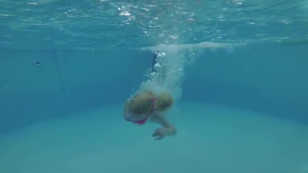 Entrenamiento de natación para niños. El niño aprende a nadar en la piscina bajo el agua — Vídeos de Stock
