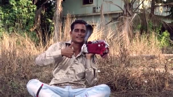 Портрет индийского заклинателя змей с коброй — стоковое видео