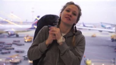 Havaalanında genç ve çekici bir turistin portresi.