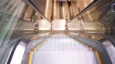 Havaalanında yürüyen merdiven ya da metro kalkıyor.