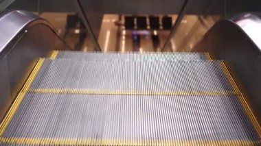 Havaalanında ya da metroda yürüyen merdiven. Yürüyen merdivenler yukarı, yakın çekim.