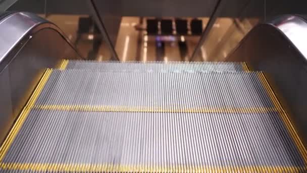 空港や地下鉄でエスカレーター。エスカレーターの階段を上ると、閉じる — ストック動画