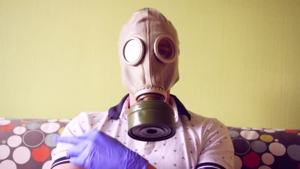 Un homme avec un masque à gaz montre son majeur. Coronovirus et concept de protection contre les infections — Video