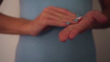 Bir kadın ellerini dezenfektan alkol mendiliyle ovuyor. Coronovirüs Önleme