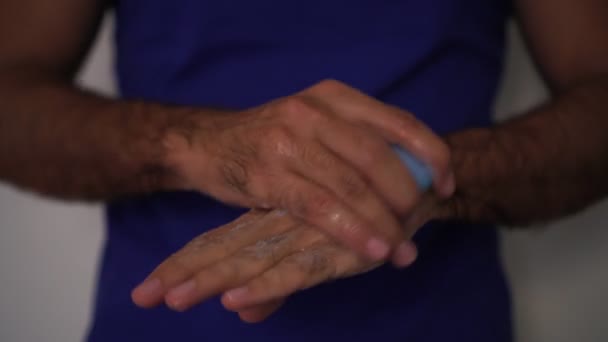 Um homem lava as mãos com sabão. Mãos e sabão, de perto. Prevenção do Coronovírus — Vídeo de Stock