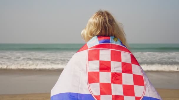 크로아티아 국기를 들고 해변에서 수영복을 입은 여자 — 비디오