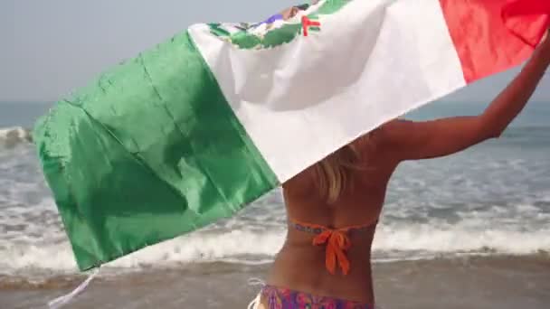 Όμορφη γυναίκα στην παραλία της θάλασσας με μεξικανική σημαία — Αρχείο Βίντεο