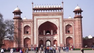 Agra, Hindistan - Mart 2020. Tac Mahal girişinin önündeki alan.