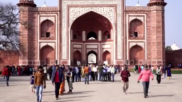 Agra, India - March 2020. Square and tourists in front of the entrance to the Taj Mahal — Stock Video